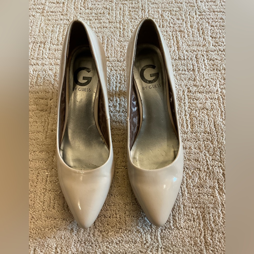GUESS Pumps Cream Patent Leather 2.5” Heels Sz 8 EUC Classic Timeless Minimalist